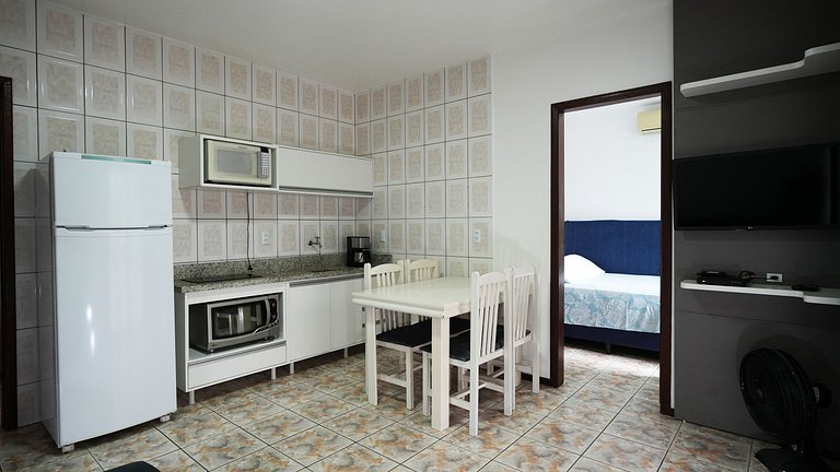 Apartamento com sacada 150m da praia